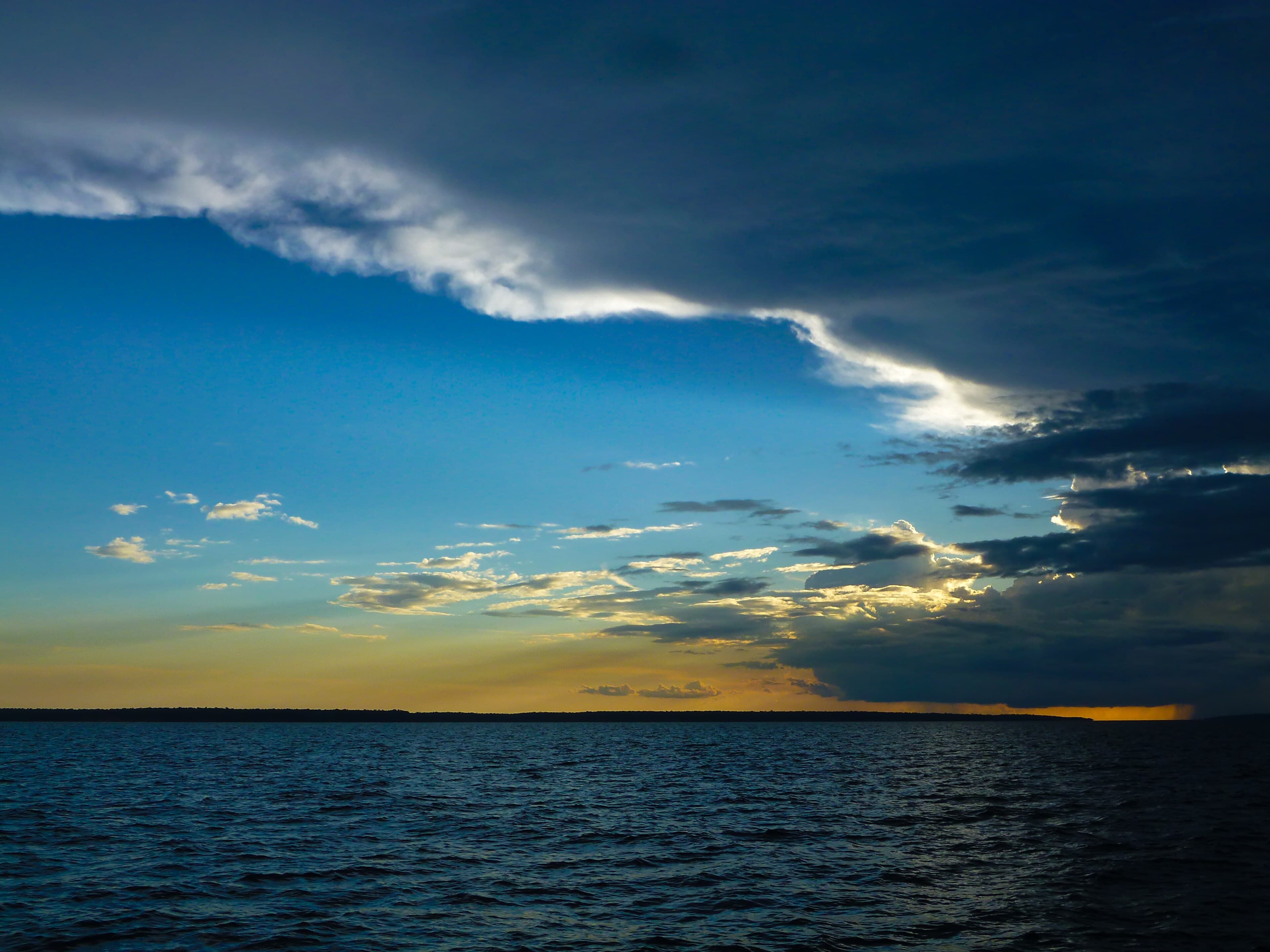 Pôr do sol sobre o Rio Negro, próximo a Manaus.